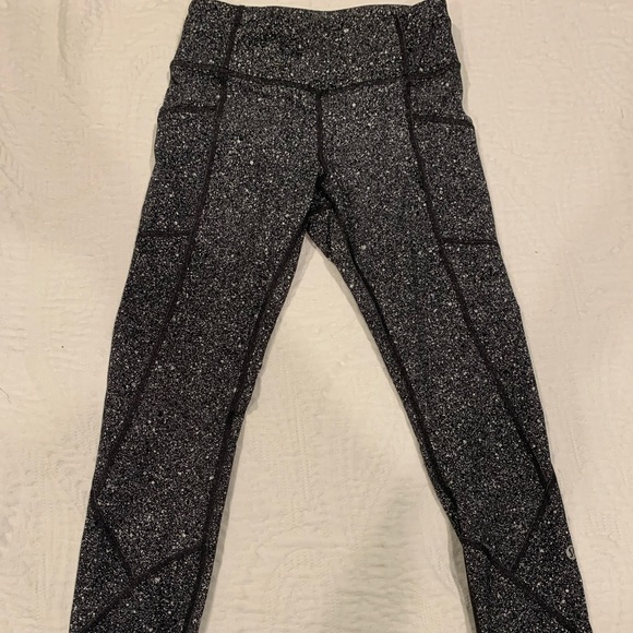 Lululemon Tight stuff tight ii, size 4, Luminescence splatter white black - Picture 4 of 10